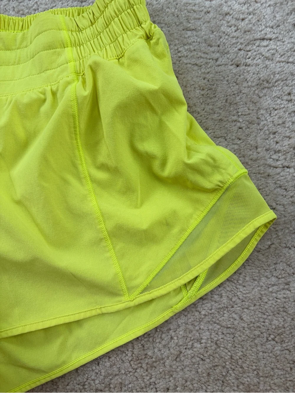 Lululemon Women’s Size 8 Hotty Hot High Rise Short 2.5" Highlight Yellow - Picture 5 of 13